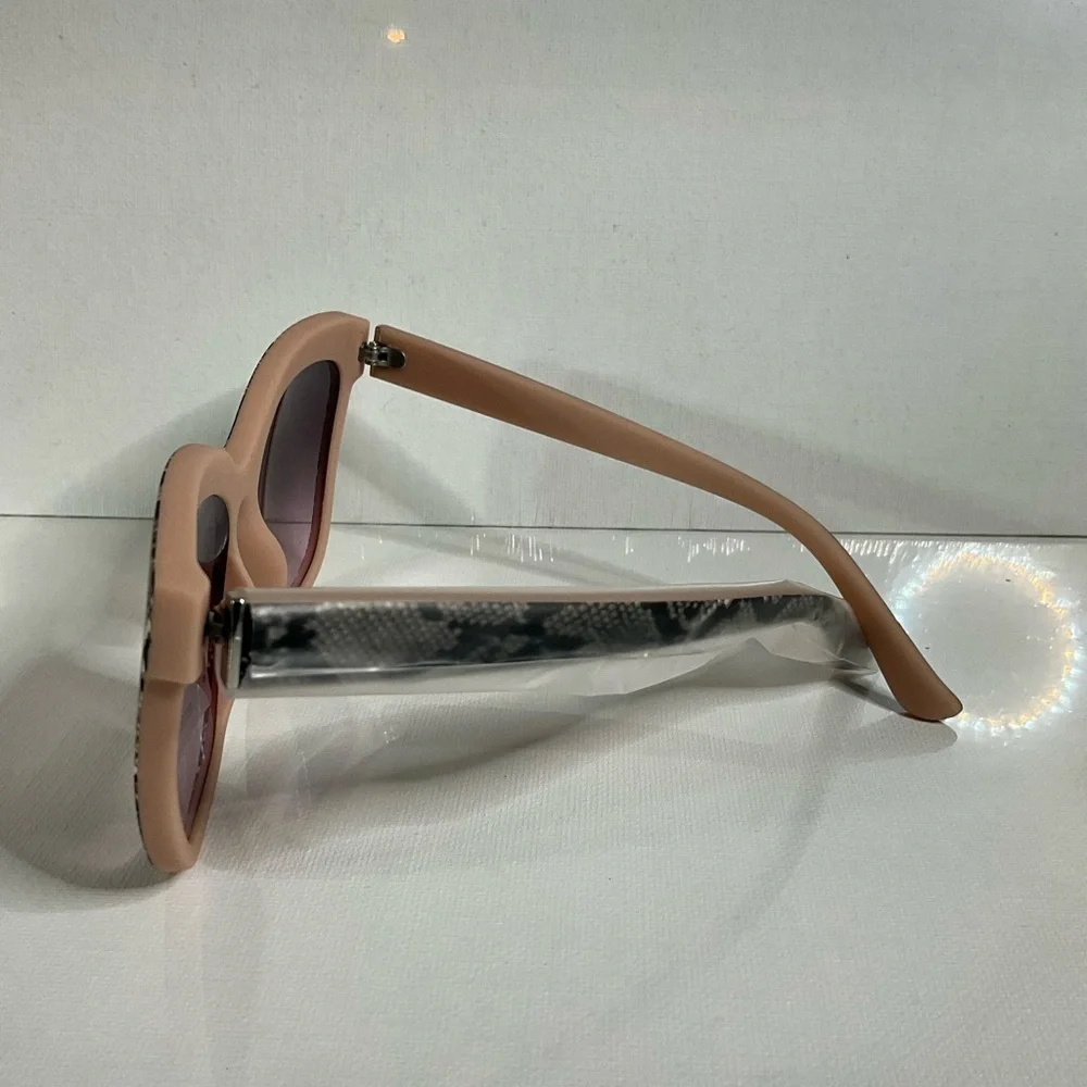 Elegant Snake Print Sunglasses with Pink Accents